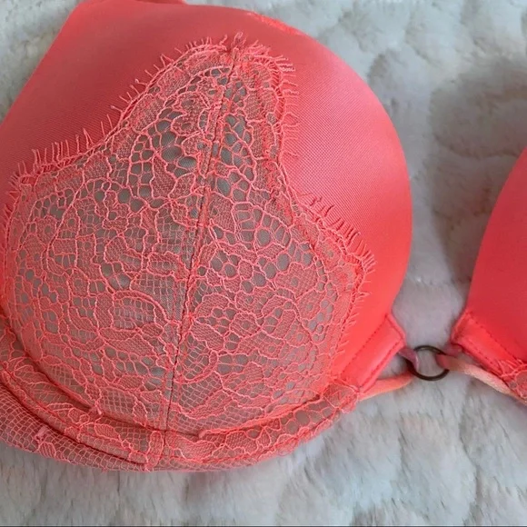 Victoria Secret Bombshell Lace Plunge Push Up Bra